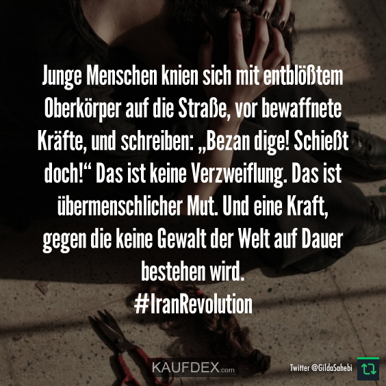 Junge Menschen knien sich mit entblößtem Oberkörper…