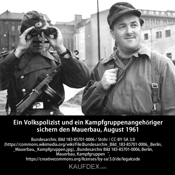 Ein Volkspolizist und ein Kampfgruppenangehöriger sichern den Mauerbau, August 1961