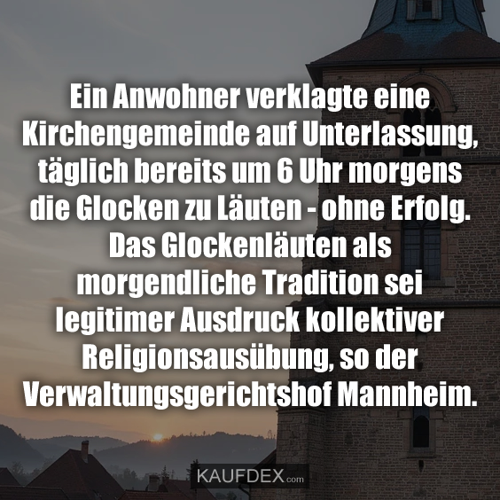 Im Zentrum des Bildes steht ein Kirchturm…