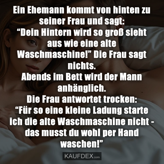 Ein Ehemann kommt von hinten zu seiner…