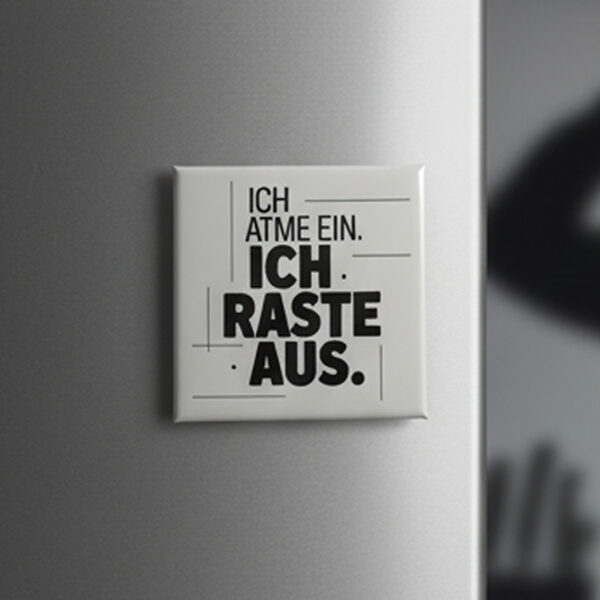 Lustiger Fotomagnet mit Spruch Ich atme ein Ich raste aus auf Kühlschrank Lustiger Fotomagnet mit Spruch Ich atme ein Ich raste aus auf Kühlschrank